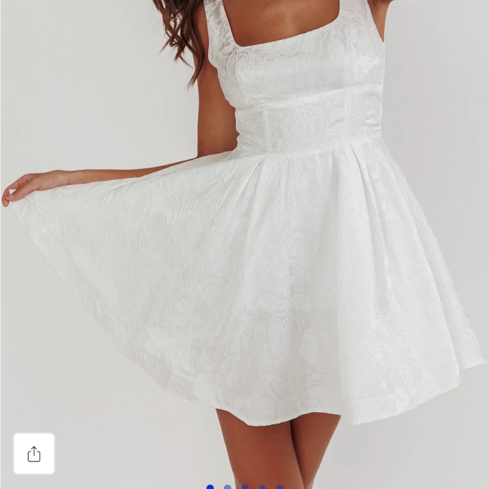 Elegant White Sleeveless Dress